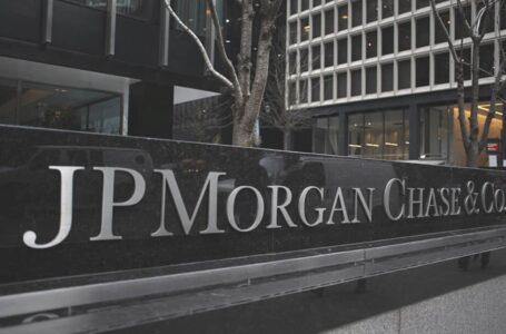 JPMorgan Chase CEO Still Thinks Bitcoin is Worthless —But His Clients Disagree