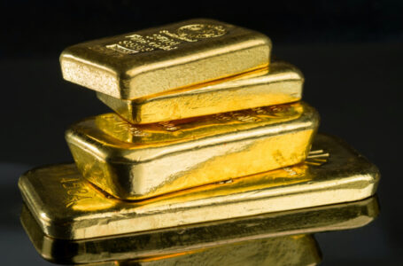 Gold Spikes on US Debt Fears — Finance Portal Disowns End-of-Year Gold Price Prediction