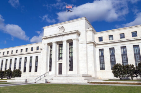 Federal Reserve Governor Argues Against Subjecting Stablecoins to Full Banking Regulation