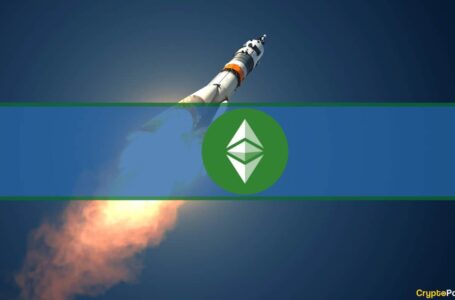 Market Cap Eyes $1T: Bitcoin Taps Weekly High, Ethereum Classic Explodes 33%