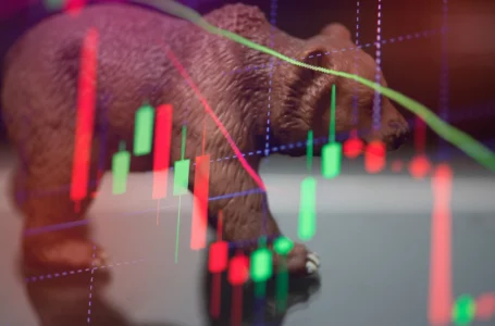 Market Strategist Expects Stock Market to Drop 50% From Here, Says There’s ‘Going to Be No Middle Class Left’